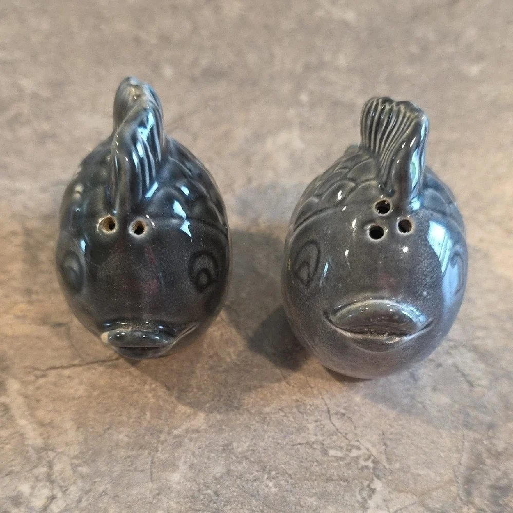 (J30) Gray Salt And Pepper Shaker Set